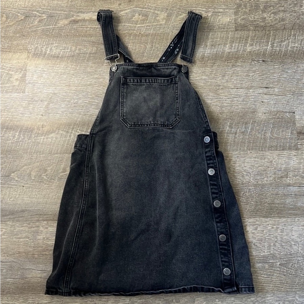 Free People - Louise Denim Skirtall in Rocky Mountain
Black Size 8
